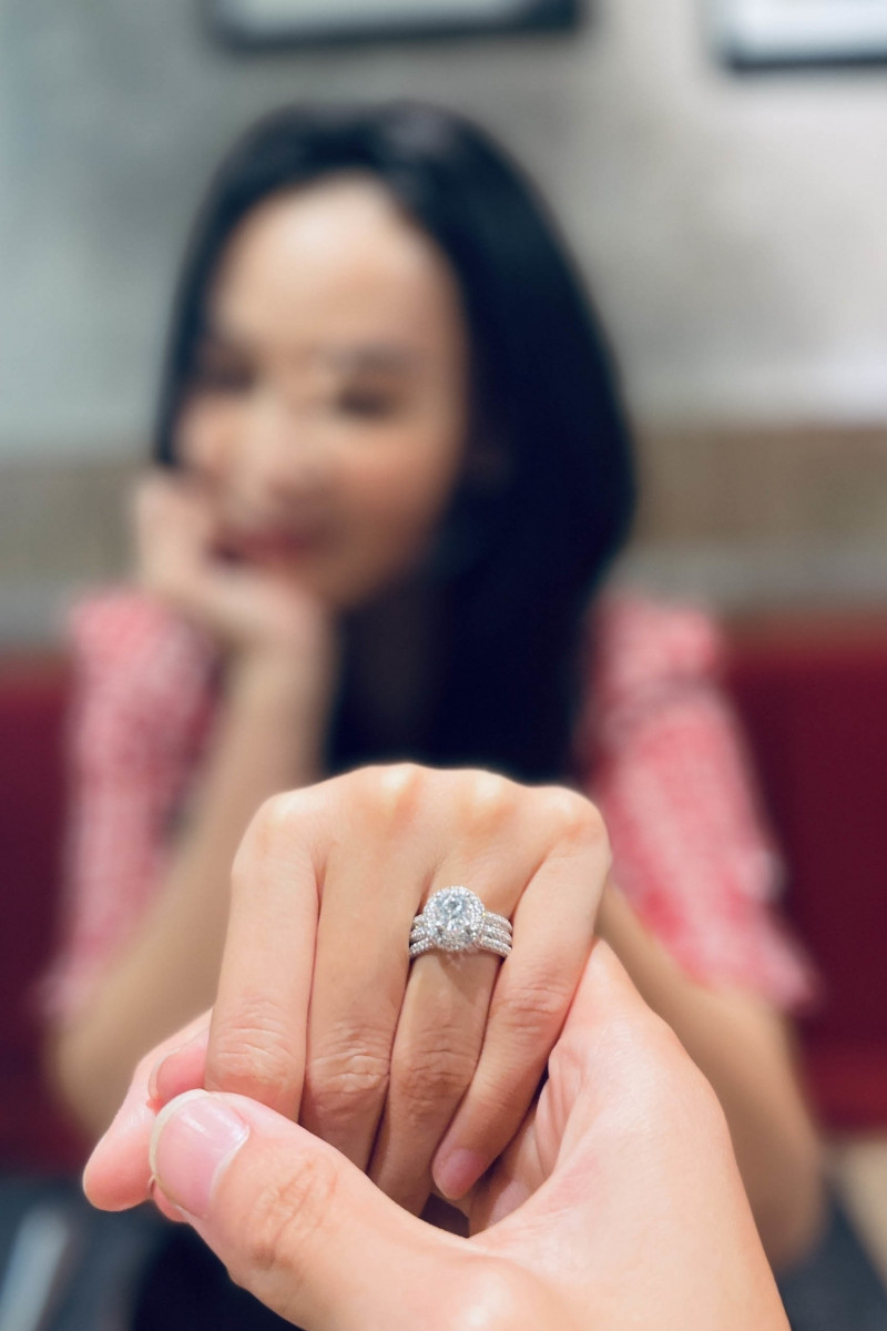Mỹ Ngọc hạnh phúc khoe nhẫn kim cương trên trang cá nhân Mỹ Ngọc hạnh phúc khoe nhẫn kim cương trên trang cá nhân