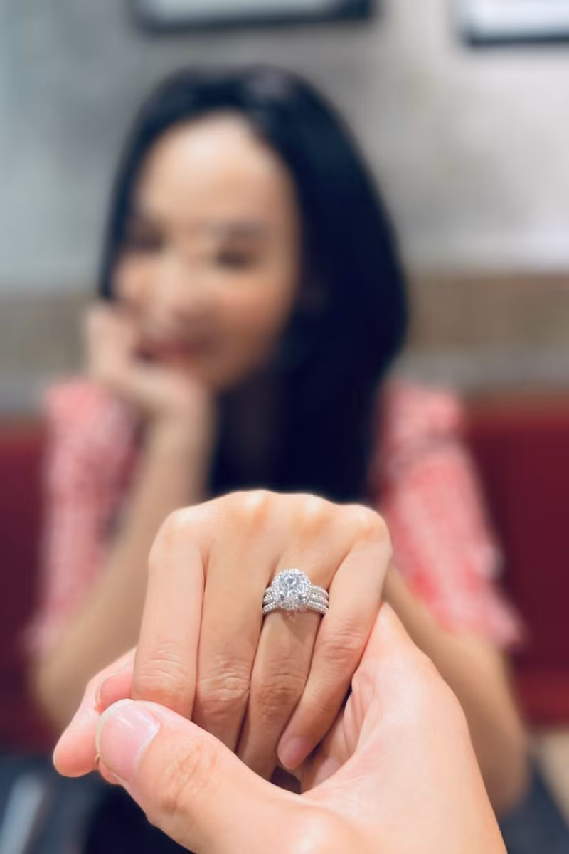 Mỹ Ngọc hạnh phúc khoe nhẫn kim cương trên trang cá nhân