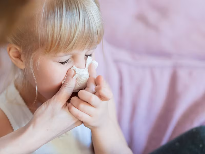 Nên nhỏ nước mũi sinh lý cho bé để giúp làm loãng đờm cho trẻ khi bị sổ mũi