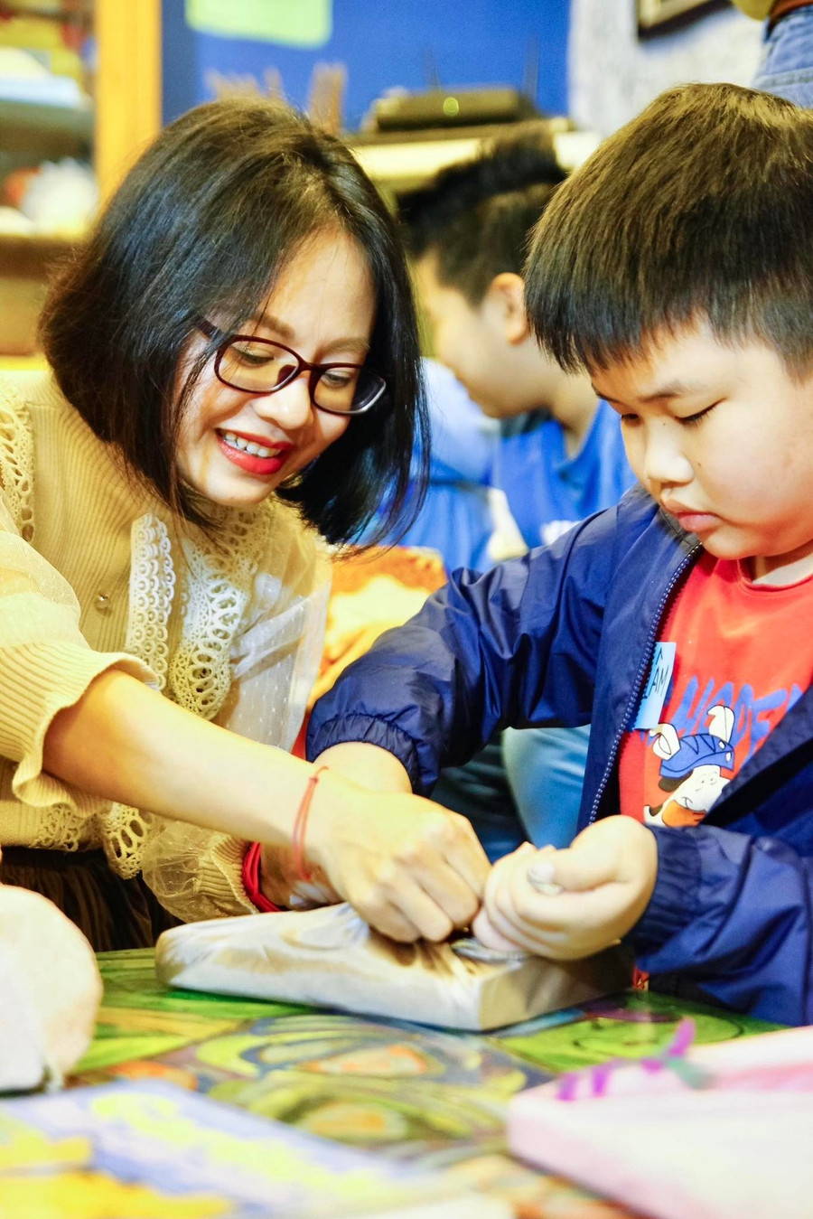 Các bé học được tính kiên nhẫn, cẩn thận và tỉ mỉ hơn khi gói quà, nhờ thế mà đôi bàn tay cũng trở nên khéo léo, uyển chuyển hơn. Các bé học được tính kiên nhẫn, cẩn thận và tỉ mỉ hơn khi gói quà, nhờ thế mà đôi bàn tay cũng trở nên khéo léo, uyển chuyển hơn.