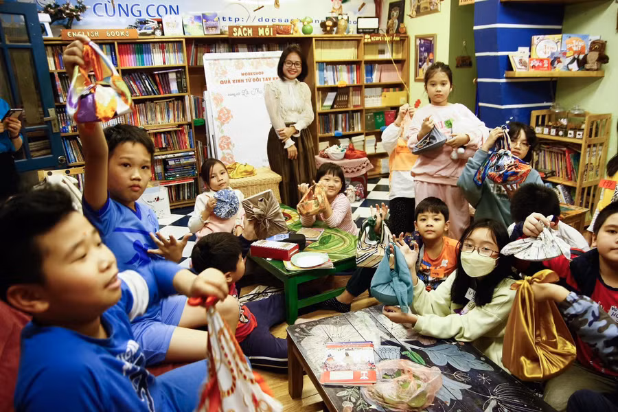 Với ông bà, cha mẹ, những món quà không quan trọng bởi vật chất bên trong mà là tình cảm, lòng biết ơn, sự yêu thương của các bé dành cho cha mẹ.