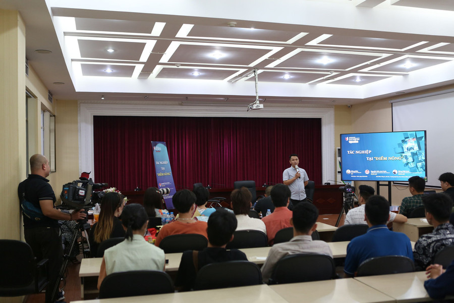 Giảng viên Đồng Hiếu trao đổi cùng sinh viên tại tọa đàm &apos;Tác nghiệp tại Điểm nóng&apos;.