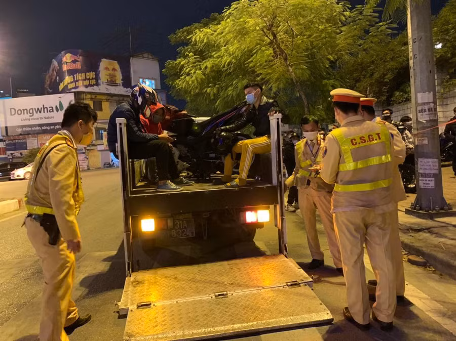 Lực lượng chức năng đưa các đối tượng có liên quan về trụ sở.