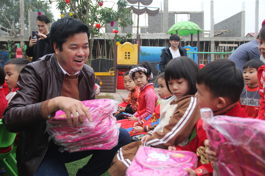 Gần 200 cặp sách cũng được trao tặng cho học sinh tại 2 trường. Gần 200 cặp sách cũng được trao tặng cho học sinh tại 2 trường.