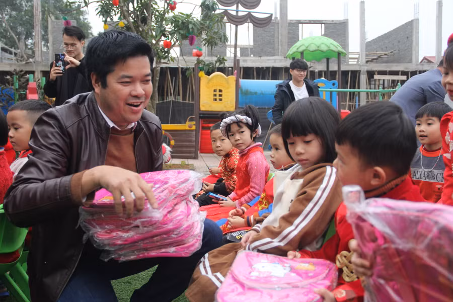 Gần 200 cặp sách cũng được trao tặng cho học sinh tại 2 trường.