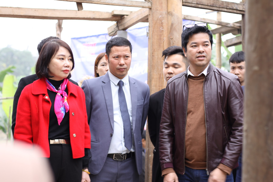 Bà Nguyễn Thị Nhung Quyên, đại diện báo GD&TĐ, các nhà tài trợ khảo sát ngôi nhà của các em học sinh. Bà Nguyễn Thị Nhung Quyên, đại diện báo GD&TĐ, các nhà tài trợ khảo sát ngôi nhà của các em học sinh.