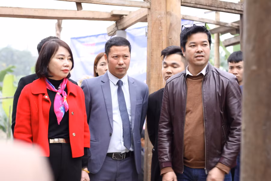 Bà Nguyễn Thị Nhung Quyên, đại diện báo GD&amp;TĐ, các nhà tài trợ khảo sát ngôi nhà của các em học sinh.