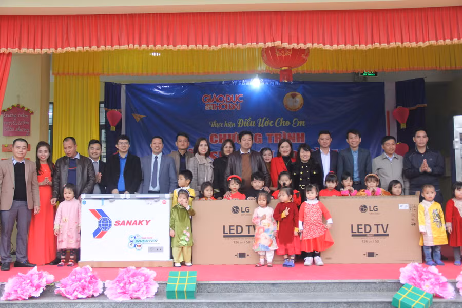 Đại diện báo GD&amp;TĐ trao tặng nhiều đồ dùng thiết thực phục vụ học tập và sinh hoạt cho trẻ tại trường mầm non Sơn Phú như: 2 Tivi Smart; 1 tủ cấp đông; 1 tủ sấy chén bát; đồ chơi ngoài trời...