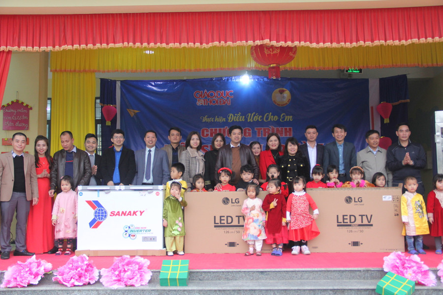 Đại diện báo GD&TĐ trao tặng nhiều đồ dùng thiết thực phục vụ học tập và sinh hoạt cho trẻ tại trường mầm non Sơn Phú như: 2 Tivi Smart; 1 tủ cấp đông; 1 tủ sấy chén bát; đồ chơi ngoài trời... Đại diện báo GD&TĐ trao tặng nhiều đồ dùng thiết thực phục vụ học tập và sinh hoạt cho trẻ tại trường mầm non Sơn Phú như: 2 Tivi Smart; 1 tủ cấp đông; 1 tủ sấy chén bát; đồ chơi ngoài trời...