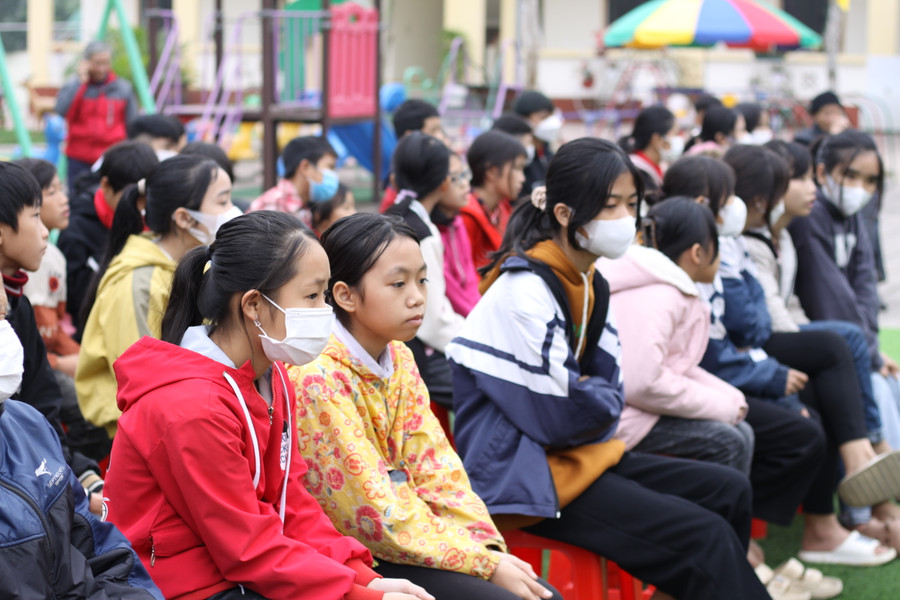 BTC cũng trao nhiều phần quà thiết thực và có ý nghĩa cho các em học sinh khó khăn của trường THCS Phan Đình Phùng (xã Sơn Phú, Hương Sơn). BTC cũng trao nhiều phần quà thiết thực và có ý nghĩa cho các em học sinh khó khăn của trường THCS Phan Đình Phùng (xã Sơn Phú, Hương Sơn).