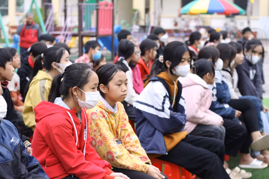 BTC cũng trao nhiều phần quà thiết thực và có ý nghĩa cho các em học sinh khó khăn của trường THCS Phan Đình Phùng (xã Sơn Phú, Hương Sơn).