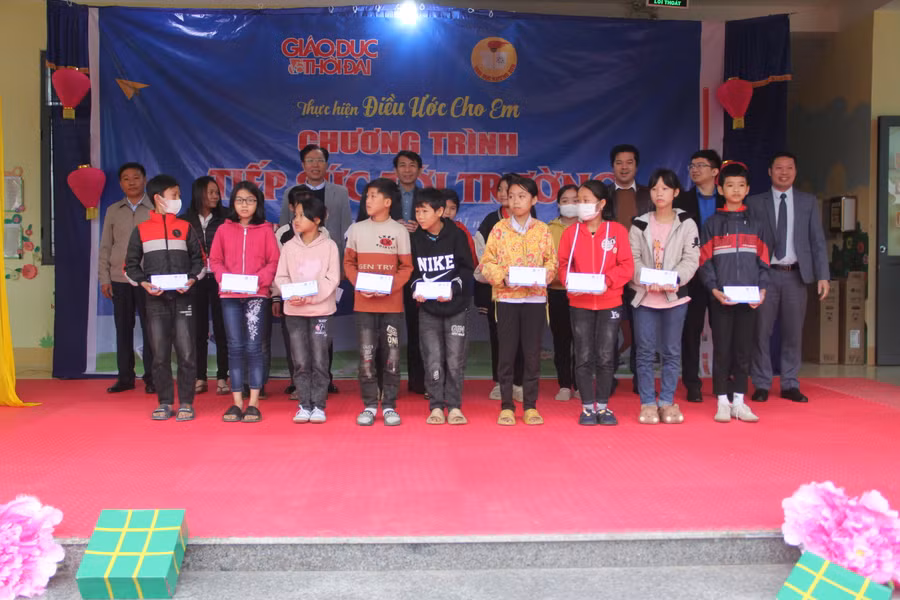 ... 30 suất quà cho học sinh trường THCS Phan Đình Phùng (trị giá 500.000 đồng/suất).