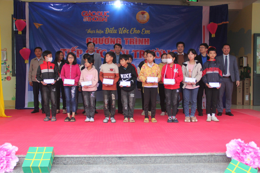 ... 30 suất quà cho học sinh trường THCS Phan Đình Phùng (trị giá 500.000 đồng/suất). ... 30 suất quà cho học sinh trường THCS Phan Đình Phùng (trị giá 500.000 đồng/suất).