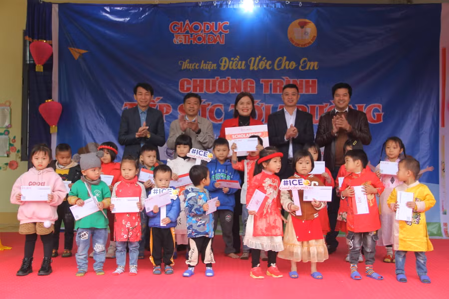 Báo GD&amp;TĐ và các nhà tài trợ trao 50 suất quà cho 20 em học sinh trường Mầm non Sơn Phú và ...