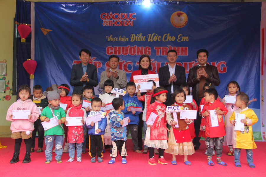 Báo GD&TĐ và các nhà tài trợ trao 50 suất quà cho 20 em học sinh trường Mầm non Sơn Phú và ... Báo GD&TĐ và các nhà tài trợ trao 50 suất quà cho 20 em học sinh trường Mầm non Sơn Phú và ...