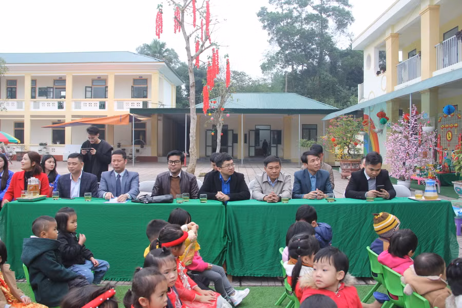 Các đại biểu tham dự lễ trao quà chương trình Điều ước cho em "Tiếp sức đến trường".