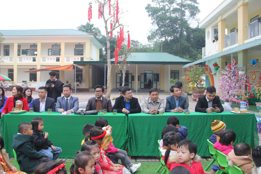 Các đại biểu tham dự lễ trao quà chương trình Điều ước cho em "Tiếp sức đến trường". Các đại biểu tham dự lễ trao quà chương trình Điều ước cho em "Tiếp sức đến trường".