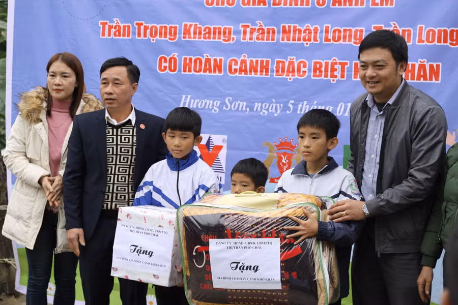 UBND thị trấn Phố Châu trao các phần quà động viên gia đình.