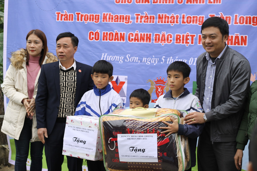 UBND thị trấn Phố Châu trao các phần quà động viên gia đình. UBND thị trấn Phố Châu trao các phần quà động viên gia đình.