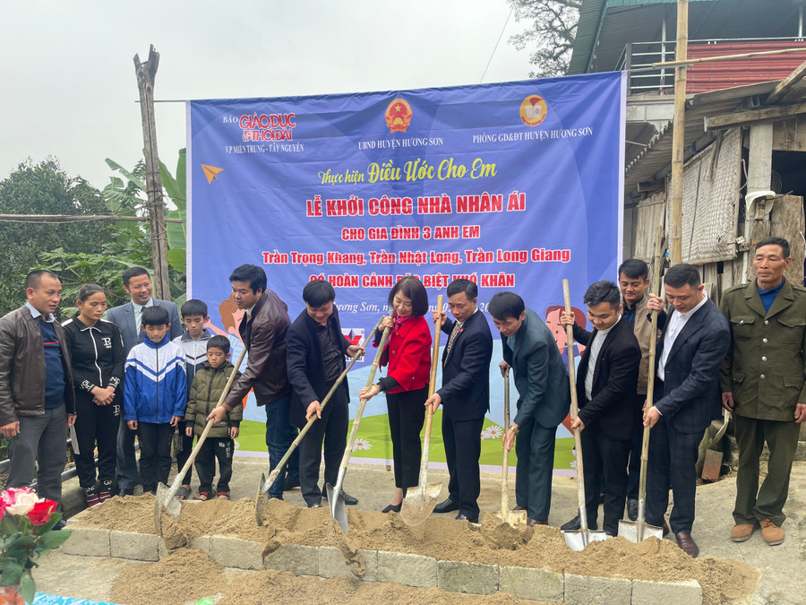 Lễ khởi công nhà nhân ái cho 3 em Khang, Long, Giang. Lễ khởi công nhà nhân ái cho 3 em Khang, Long, Giang.