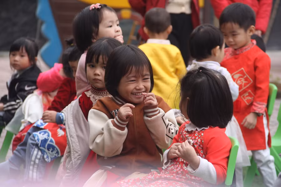 Trường mầm non Sơn Phú hiện có hơn 150 học sinh trong đó nhiều em có hoàn cảnh vô cùng éo le như: con mồ côi, nhà hộ nghèo...