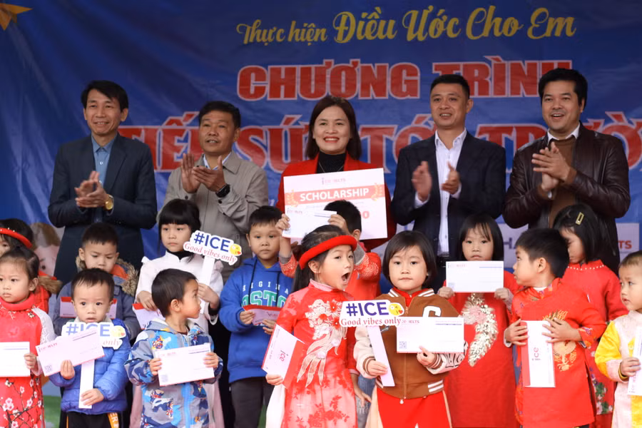 Những món quà nhằm chia sẻ khó khăn và động viên giáo viên, học sinh vùng khó trong dịp Tết đến Xuân về.