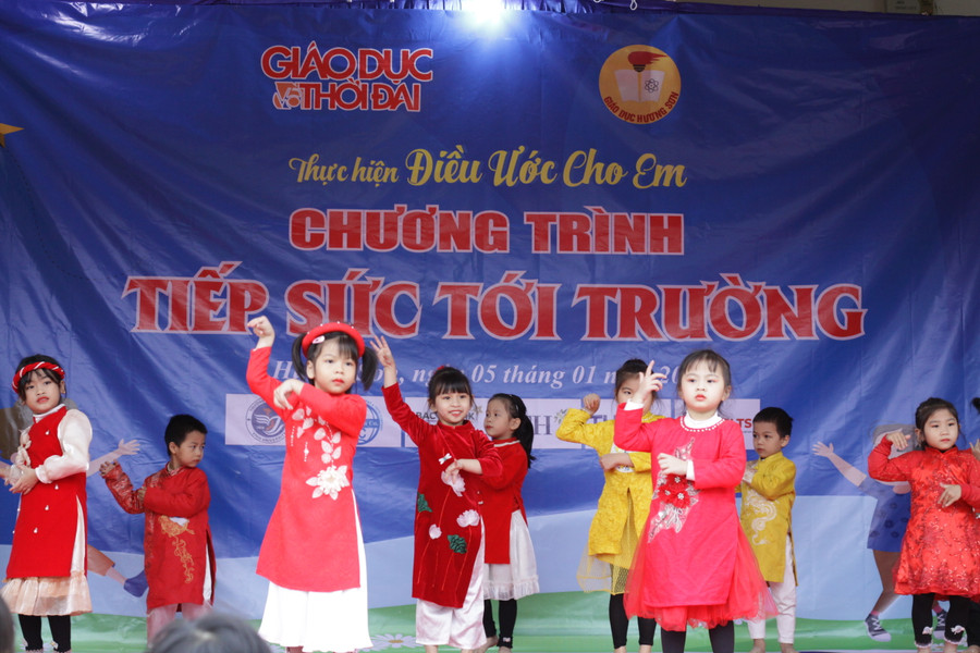 Một số tiết mục văn nghệ ngộ nghĩnh do các bé trường Mầm non Sơn Phú biểu diễn. Một số tiết mục văn nghệ ngộ nghĩnh do các bé trường Mầm non Sơn Phú biểu diễn.