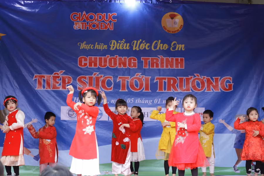 Một số tiết mục văn nghệ ngộ nghĩnh do các bé trường Mầm non Sơn Phú biểu diễn.