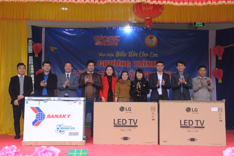 Điều ước cho em mang Tết ấm cho học trò miền núi Hà Tĩnh