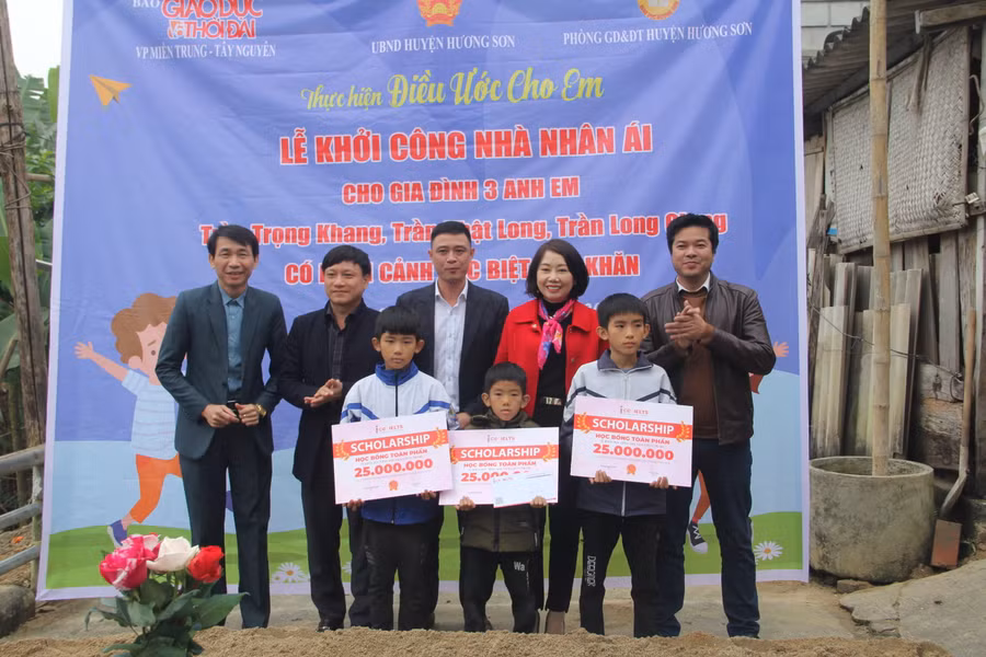 Ông Nguyễn Thế Luân - Phó tổng Giám đốc Học viện ICE IELTS trao tặng 3 suất học bổng tiếng Anh trị giá 75 triệu đồng cho 3 em Khang, Long, Giang.