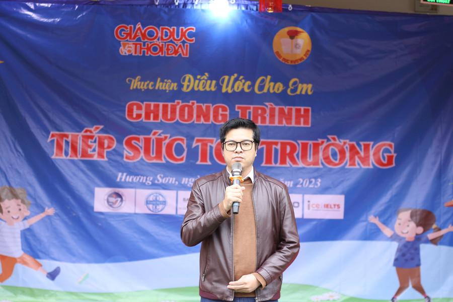 Ông Nguyễn Văn Dũng - Trưởng đại diện Văn phòng báo GD&TĐ khu vực MTTN phát biểu tại lễ trao quà. Ông Nguyễn Văn Dũng - Trưởng đại diện Văn phòng báo GD&TĐ khu vực MTTN phát biểu tại lễ trao quà.