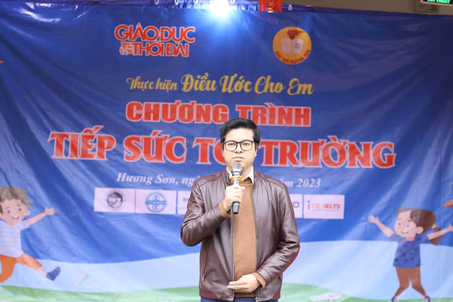 Ông Nguyễn Văn Dũng - Trưởng đại diện Văn phòng báo GD&amp;TĐ khu vực MTTN phát biểu tại lễ trao quà.