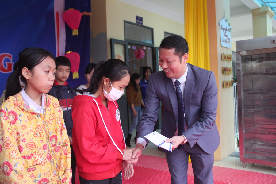 Các nhà tài trợ cùng... Các nhà tài trợ cùng...