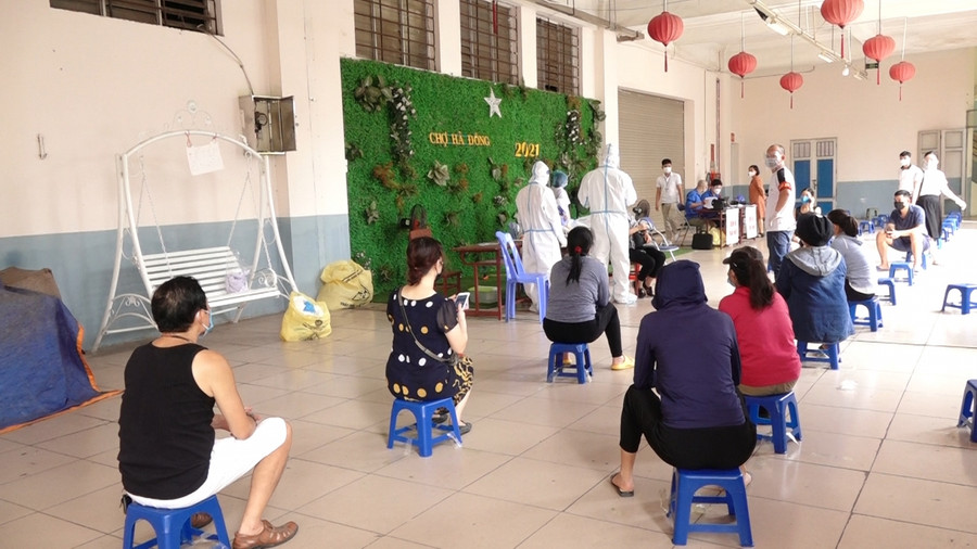 Các tiểu thương được yêu cầu đảm bảo giãn cách trong suốt quá trình lấy mẫu xét nghiệm.