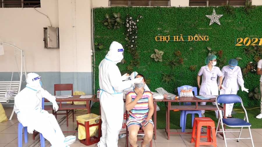Test Covid-19 cho toàn bộ tiểu thương chợ Hà Đông sau khi phát hiện F0 ảnh 5