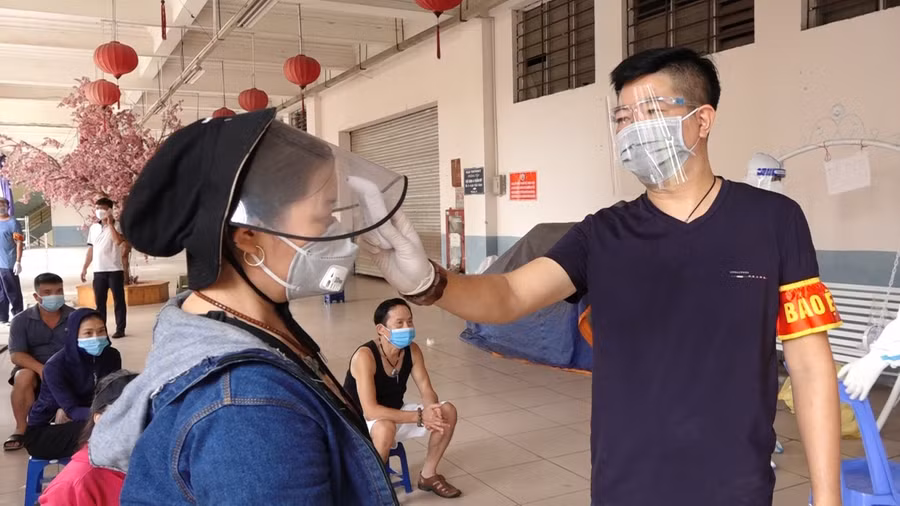 BQL chợ đo thân nhiệt cho toàn bộ tiểu trương trước khi vào trong khu vực test.