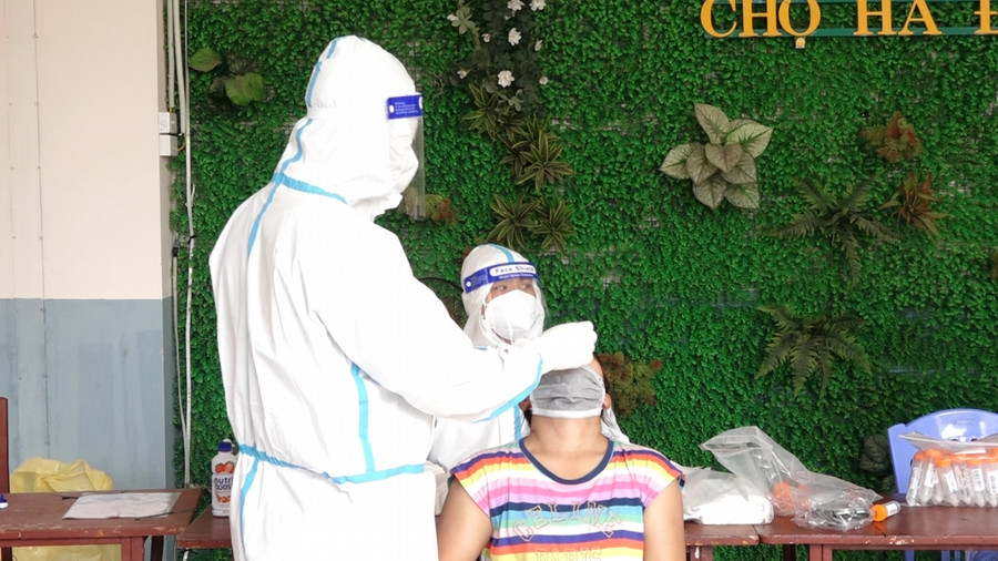 Theo điều tra dịch tễ, ca dương tính thường ngày đi chợ Hà Đông để mua thực phẩm nấu ăn cho gia đình vào lúc 16h, không xác định được đã tiếp xúc với những ai tại chợ.