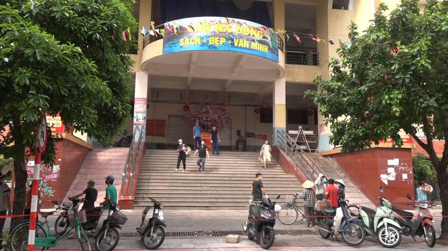 Sáng ngày hôm nay, tiểu thương có mặt tại chợ Hà Đông để tiến hành test Covid-19.