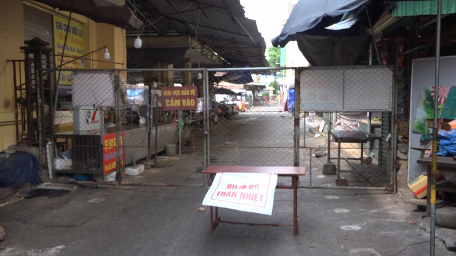 Toàn bộ các quầy hàng tại chợ Hà Đông đều đóng cửa im lìm. Người dân chuyển sang mua lương thực, thực phẩm tại các cửa hàng, siêu thị trên địa bàn.