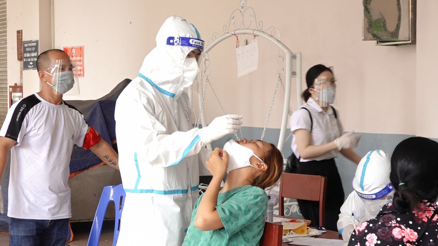 Ngày 22/8, người này được lấy lấy mẫu xét nghiệm sàng lọc, kết quả dương tính với SARS-CoV-2. Đại diện UBND quận Hà Đông cho hay, khu chợ sẽ bị phong tỏa tạm thời đến ngày 26.8 để phục vụ truy vết và lấy mẫu xét nghiệm các tiểu thương.