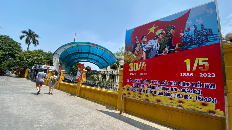 Không khí hân hoan của ngày lễ 30/4 - 1/5 đang lan tỏa khắp phố phường. Không khí hân hoan của ngày lễ 30/4 - 1/5 đang lan tỏa khắp phố phường.
