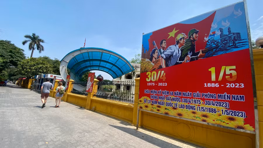 Không khí hân hoan của ngày lễ 30/4 - 1/5 đang lan tỏa khắp phố phường. Không khí hân hoan của ngày lễ 30/4 - 1/5 đang lan tỏa khắp phố phường.