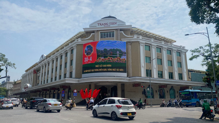 Khu vực trung tâm thành phố luôn được trang hoàng lung linh trước 2 ngày lễ lớn 30/4 - 1/5. Khu vực trung tâm thành phố luôn được trang hoàng lung linh trước 2 ngày lễ lớn 30/4 - 1/5.