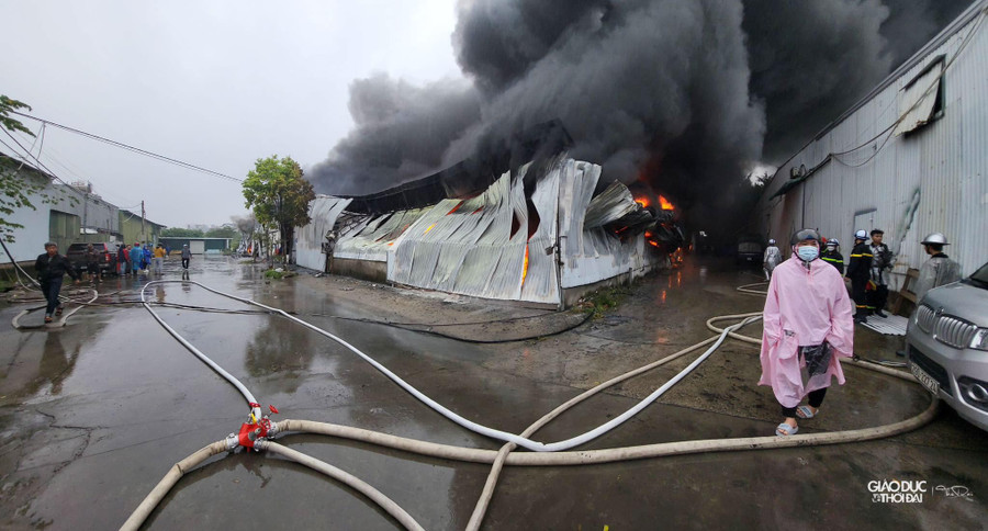 Cháy lớn, cột khói đen bốc cao cả trăm mét tại hiện trường, lực lượng Cảnh sát PCCC đang nỗ lực dập lửa, khống chế đám cháy.