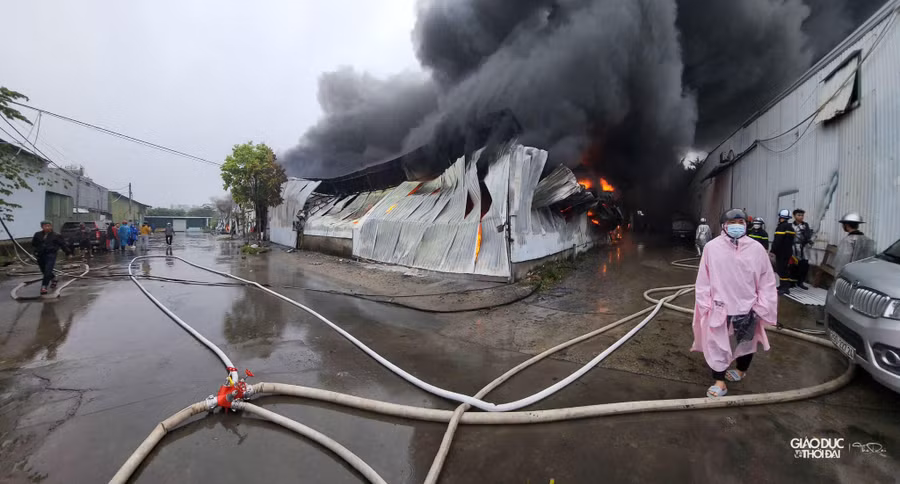 Cháy lớn, cột khói đen bốc cao cả trăm mét tại hiện trường, lực lượng Cảnh sát PCCC đang nỗ lực dập lửa, khống chế đám cháy.
