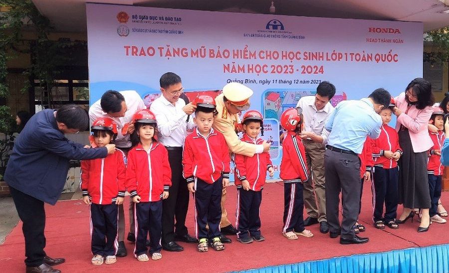 Trao tặng mũ bảo hiểm cho các em học sinh Trường Tiểu học Đồng Mỹ.