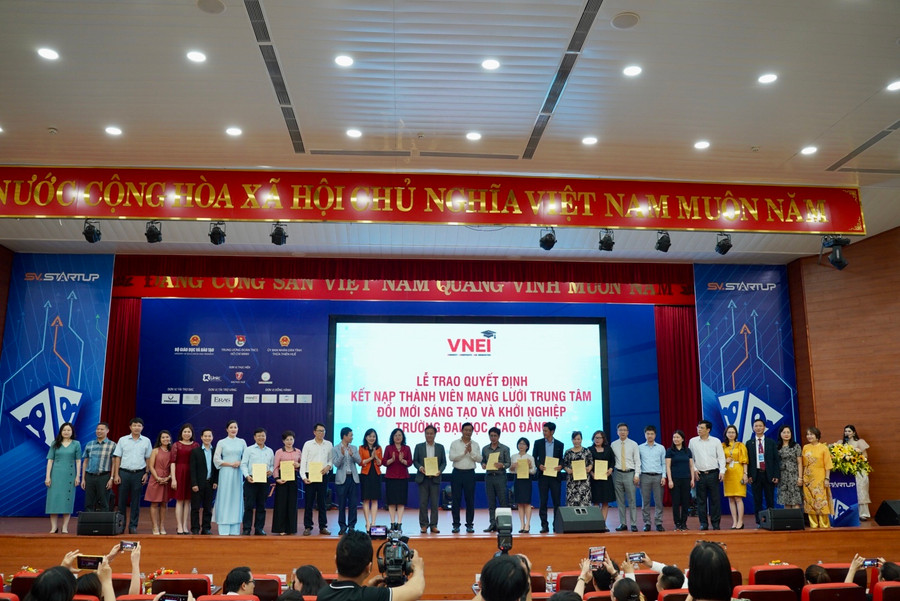 Trao Quyết định kết nạp các thành viên mới của Mạng lưới Trung tâm đổi mới sáng tạo và khởi nghiệp trường đại học, cao đẳng. Trao Quyết định kết nạp các thành viên mới của Mạng lưới Trung tâm đổi mới sáng tạo và khởi nghiệp trường đại học, cao đẳng.