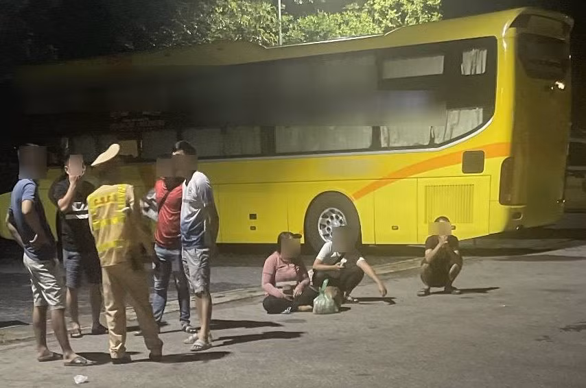 Lực lượng chức năng "giải cứu" 10 lao động chuẩn bị đưa xuất cảnh trái phép.