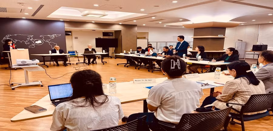 Quang cảnh buổi làm việc giữa Đoàn công tác Sở GD&amp;ĐT Quảng Trị và Trường Đại học Eikei, tỉnh Hiroshima.