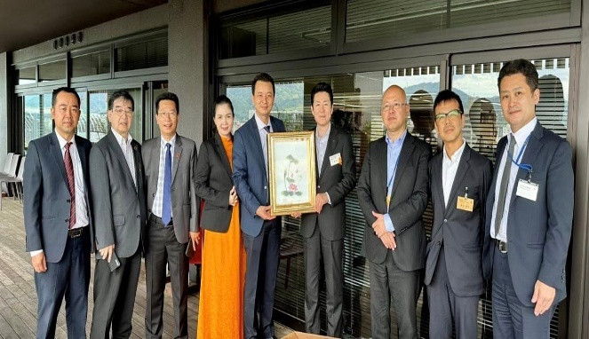 Tặng quà lưu niệm sau khi kết thúc buổi làm việc. (Ảnh: VP Sở Giáo dục Quảng Trị). Tặng quà lưu niệm sau khi kết thúc buổi làm việc. (Ảnh: VP Sở Giáo dục Quảng Trị).